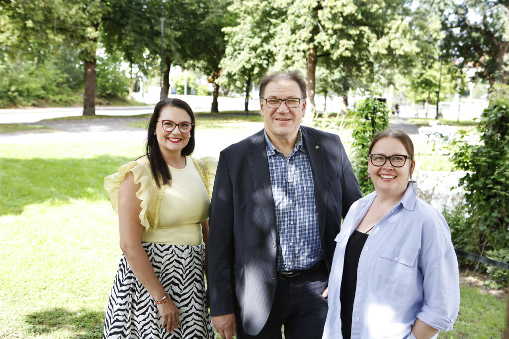 Riihimäen yläkoulujen uudet rehtorit Anita Rintala, Olli Selin ja Hanna Pylvänäinen poseeraavat iloisina rivissä.