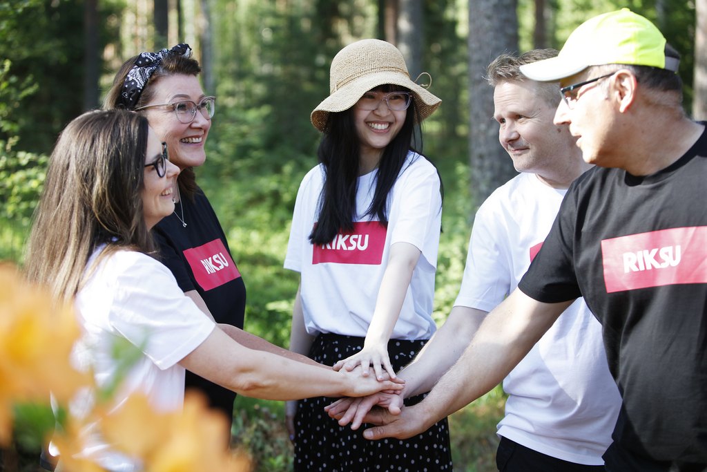 Atsaleapuistossa-viisi-työntekijää-ringissä-kädet-eteen-yhteen-aseteltuina.jpg