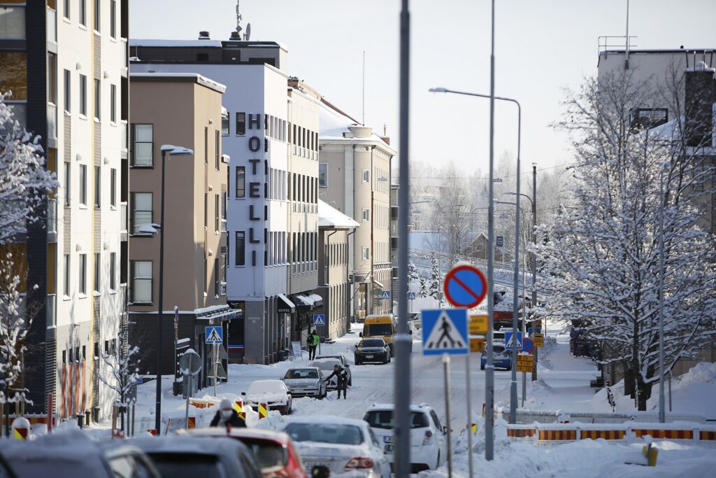 Talvinen katunäkymä, jossa etualalla hotelli.