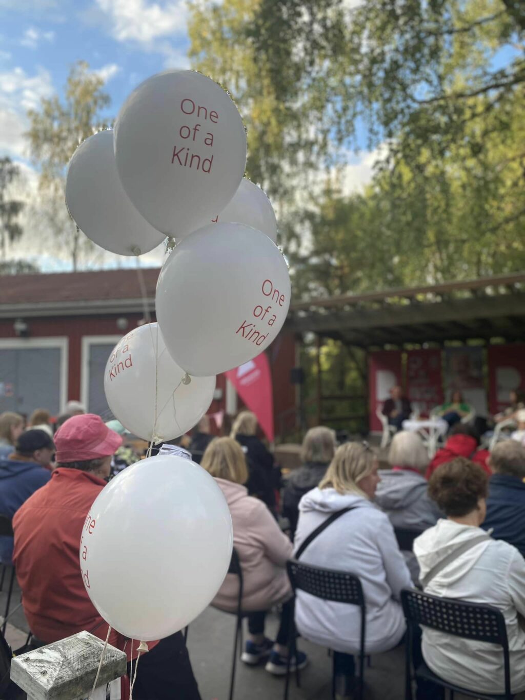 Kuvassa ihmisiä ja ilmapalloja.