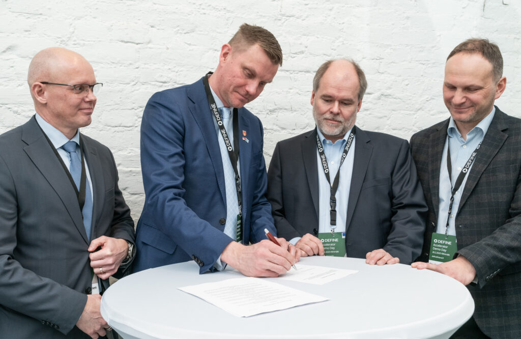 Kaupunginjohtaja Jouni Eho allekirjoittamassa sopimusta ODINin (Organisation for Defence Innovation in the Nordics) yhteistyöpöytäkirjaa yhteistyön vahvistamiseksi.